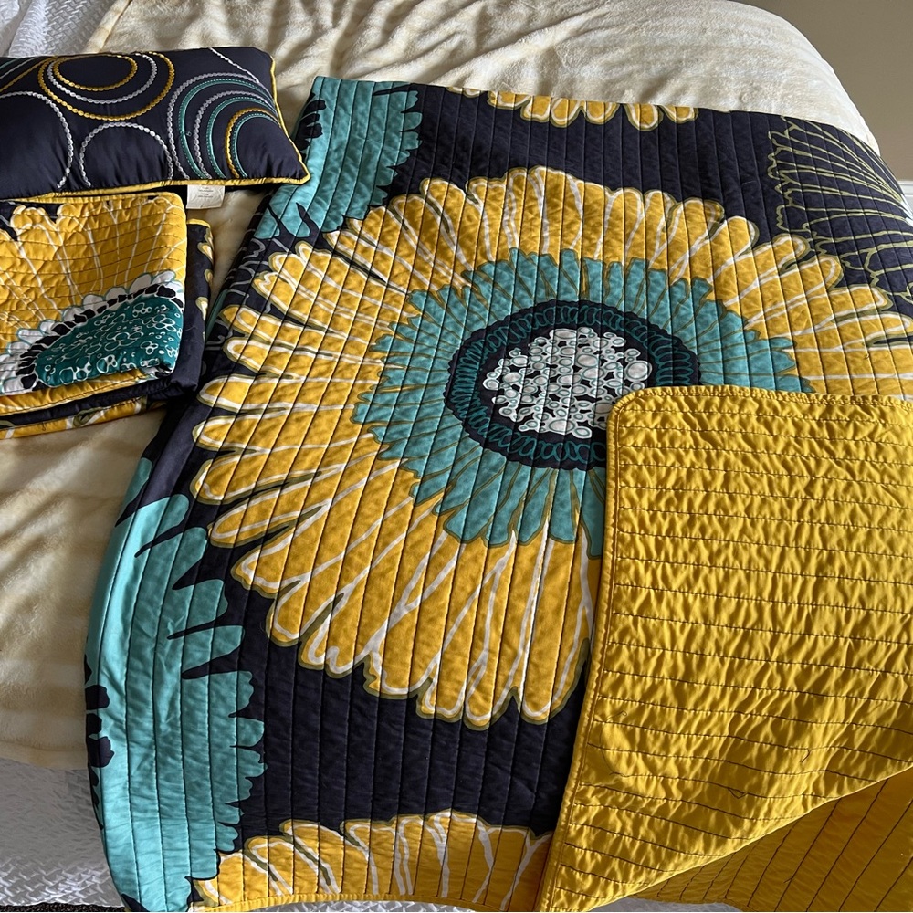 Full size coverlet bedding set.
